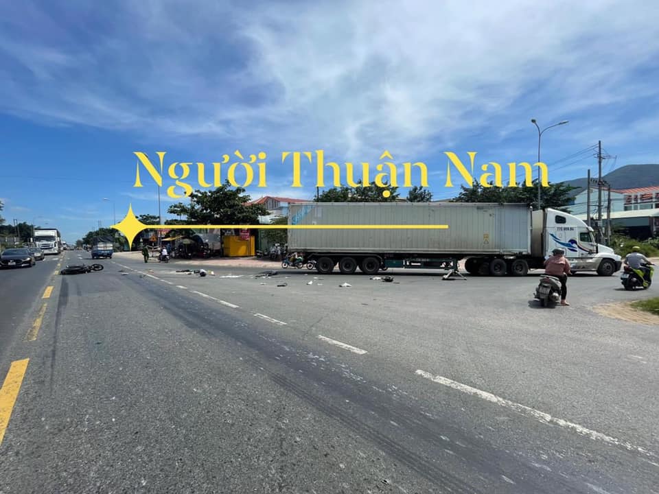 Hiện trường vụ tai nạn nghiêm trọng trên quốc lộ 1A Hiện trường vụ tai nạn nghiêm trọng trên quốc lộ 1A