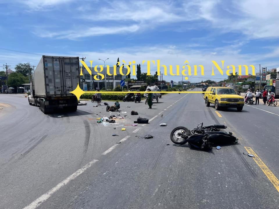 Lực lượng chức năng có mặt tại hiện trường vụ tai nạn Lực lượng chức năng có mặt tại hiện trường vụ tai nạn