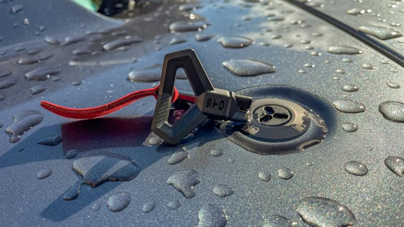 Chìa khóa riêng mở nắp capô và khoang động cơ của siêu xe Lamborghini Huracan STO mới về nước