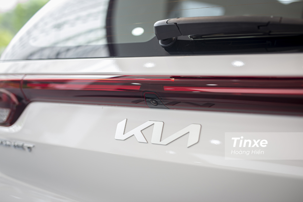 Tuy nhiên phần nối liền đèn hậu phía sau KIA Sonet chỉ là phản quang chìm chứ không phải đèn LED. Bên cạnh đó cũng phải khen ngợi thiết kế camera lùi được đặt ẩn khiến cho ngoại thất của xe tinh tế hơn.