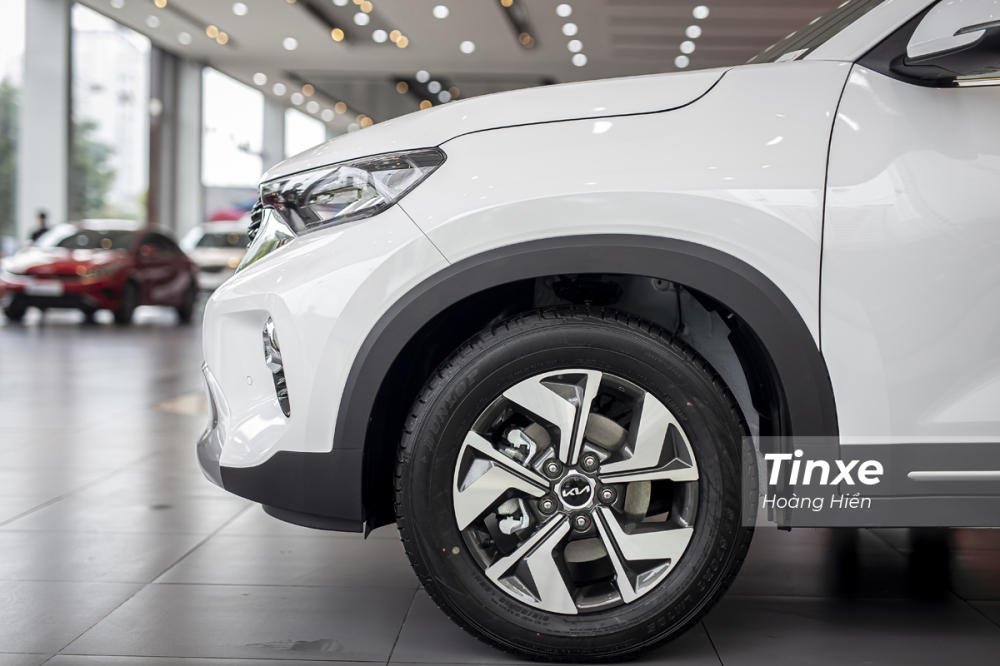 Xe được trang bị bộ lốp kích thước 215/60-R16 với phanh đĩa ở bánh trước trước.