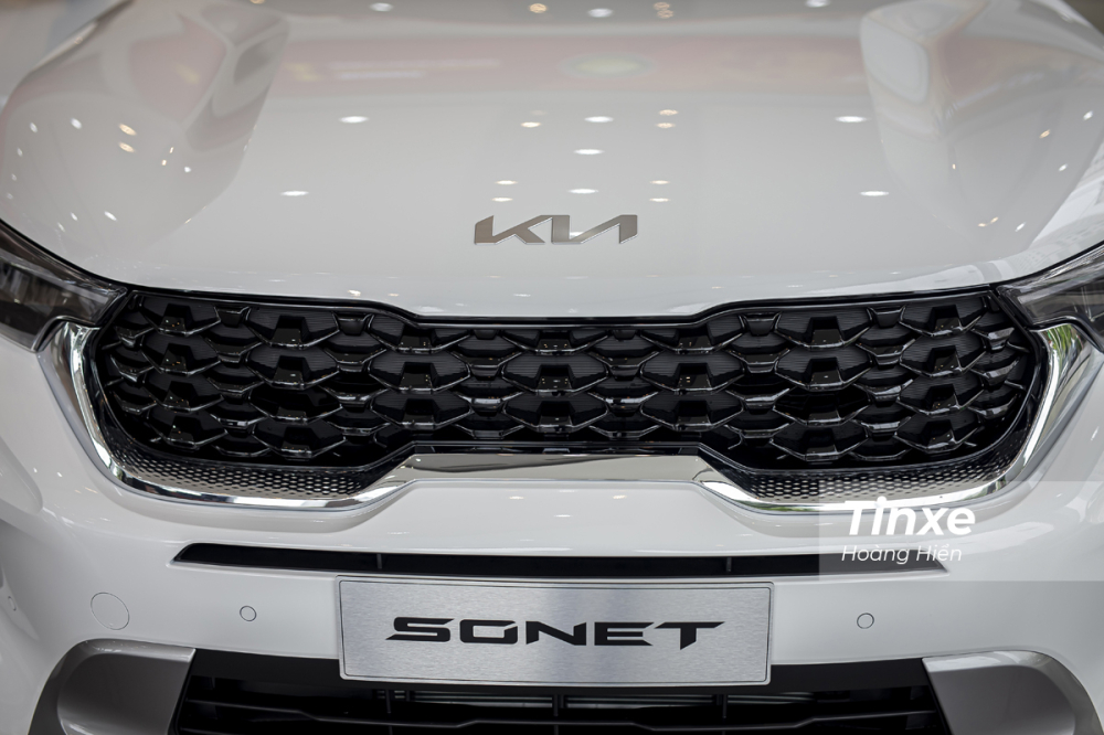 Nổi bật ở phần đầu xe KIA Sonet chính là lưới tản nhiệt mũi hổ đặc trưng.