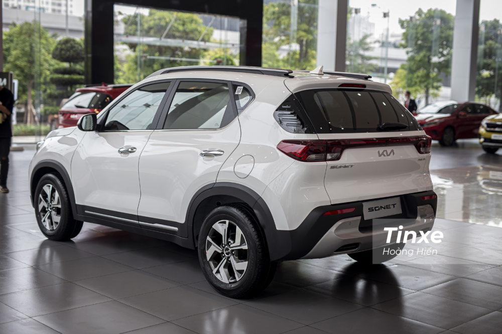 Phần đuôi xe của KIA Sonet được thiết khá trau truốt và liền mạch.