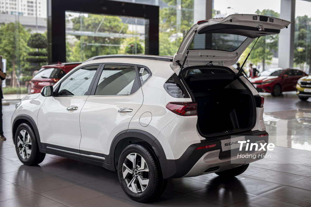 KIA Sonet có khoang hành lý vừa đủ chỉ 392 lít.