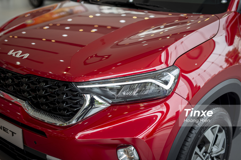 Dải LED định vị ban ngày được thiết kế khá sắc sảo và đồng bộ thiết kế với viền mạ crome của lưới tản nhiệt.