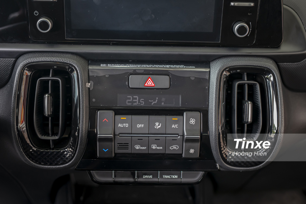 Bên dưới là cụm điều hoà tự động.