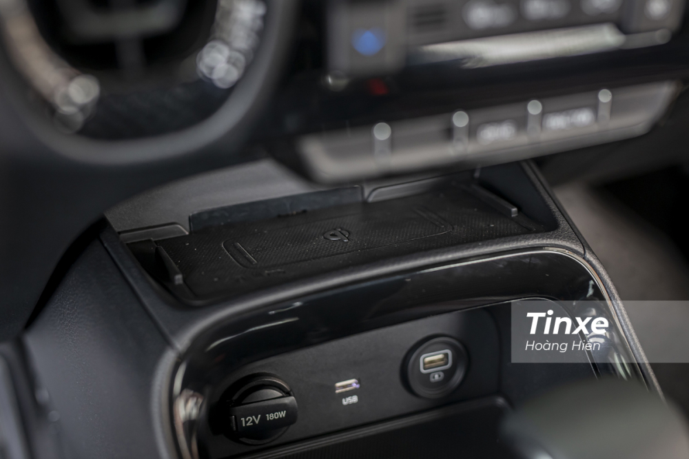 Ngoài các cổng sạc USB thông thường, KIA Sonet còn được trang bị cả sạc không dây chuẩn Qi.