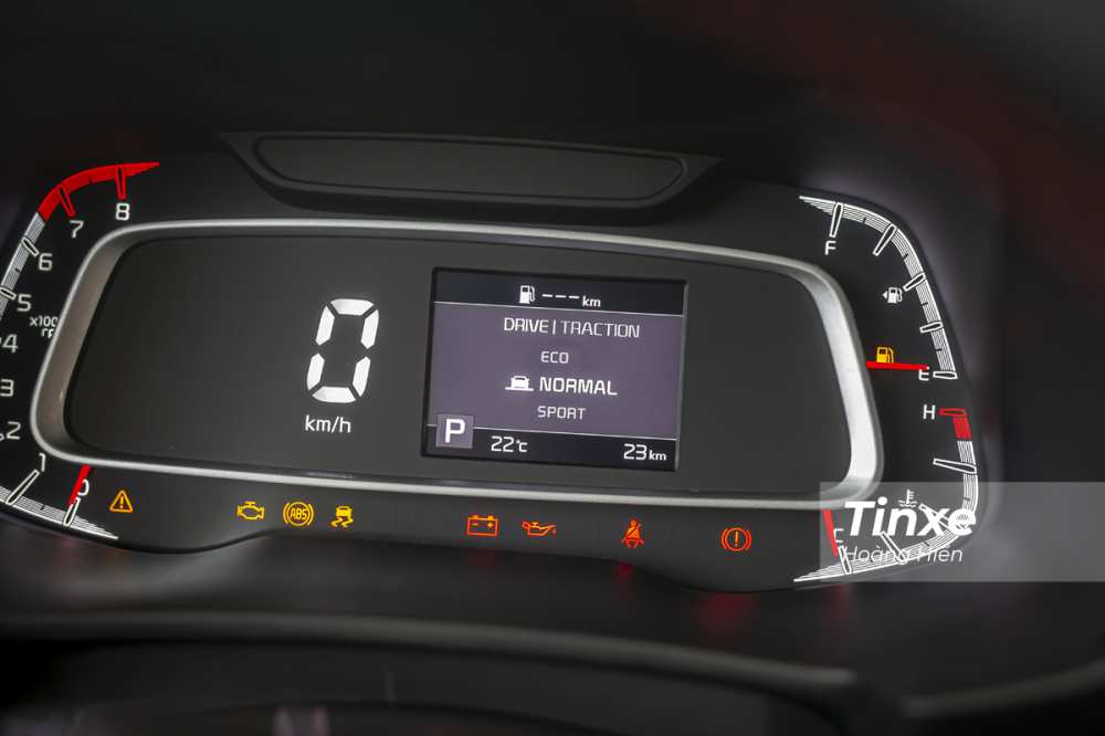 Với 2 nút bấm Drive và Traction, KIA Sonet có thể mang đến cảm giác lái đa dạng cho chủ nhân.