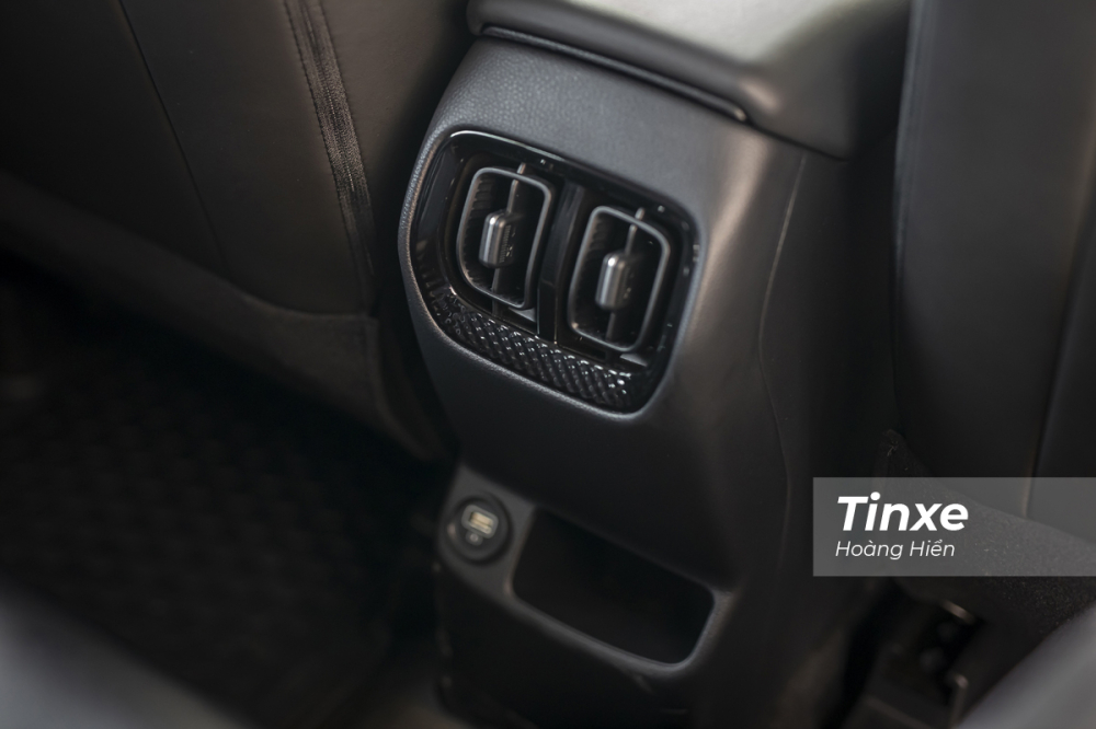 Cửa gió cho hàng ghế thứ 2 là một điểm cộng cho KIA Sonet và đây cũng có thiết kế đẹp mắt.