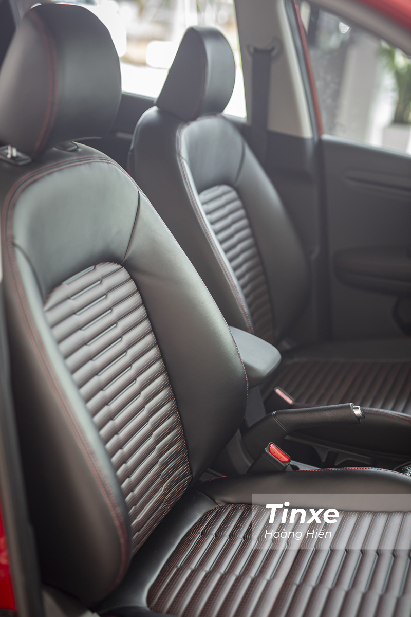 Ghế ngồi trên KIA Sonet tuy không có da cao cấp nhưng rất êm ái và có thiết kế vân ngang đẹp mắt cũng như tạo cảm giác ngồi bám hơn.