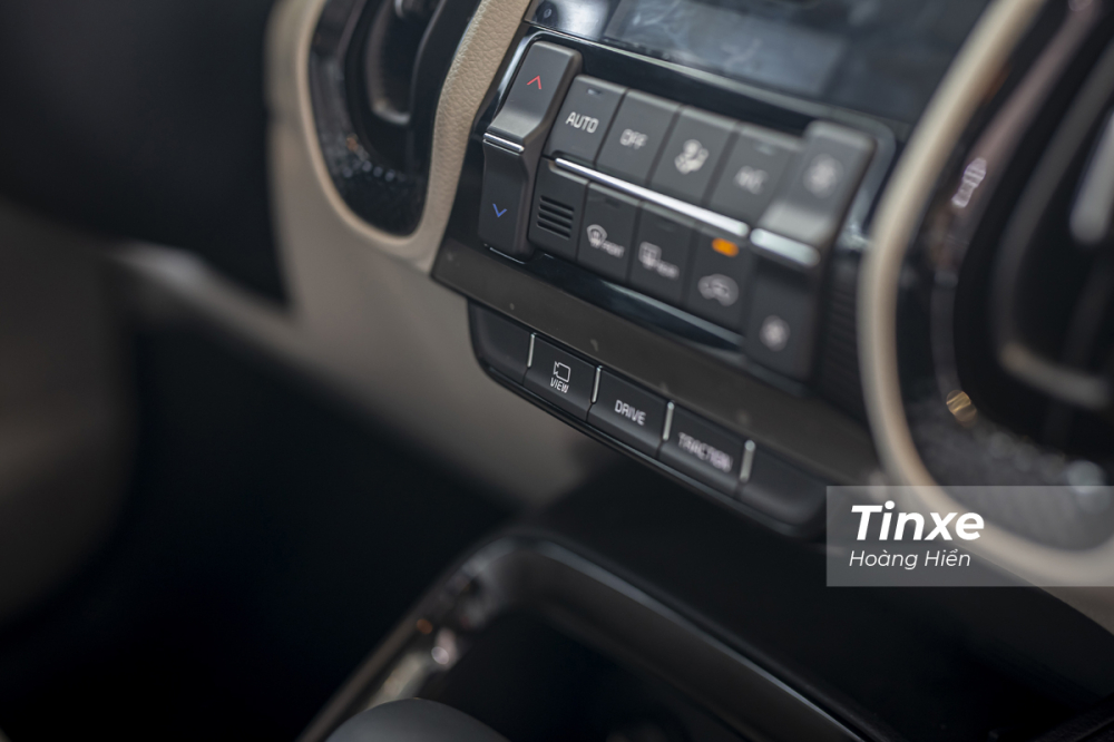 Riêng trên bản Premium có thêm nút bấm VIEW để kích hoạt camera lùi phía sau xe.