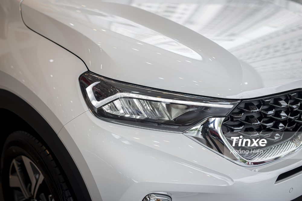 Trên KIA Sonet Luxury và Premium, hệ thống đèn chiếu sáng của xe là full-LED tích hợp tính năng tự động.