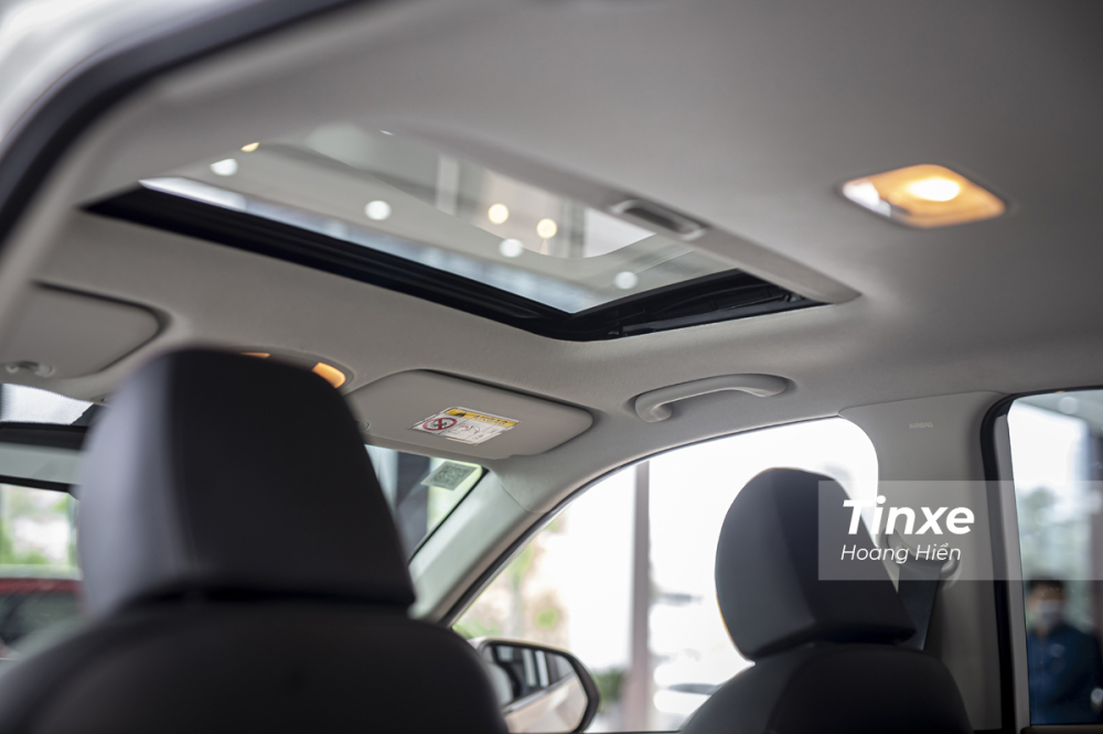 Trên KIA Sonet Premium còn có cả cửa sổ trời.