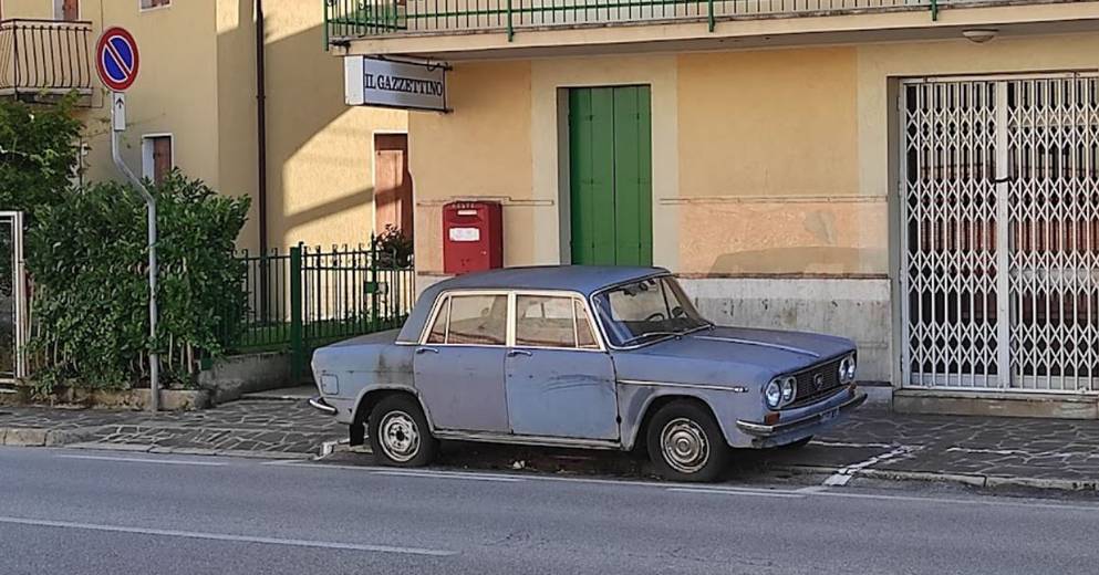 Chiếc Lancia Fulvia đời 1962 này đã thu hút sự chú ý của không ít du khách Chiếc Lancia Fulvia đời 1962 này đã thu hút sự chú ý của không ít du khách