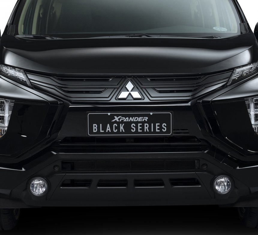 Lưới tản nhiệt và hai viền tạo thành chữ X đặc trưng của Mitsubishi Xpander Black Series đều được sơn màu đen Lưới tản nhiệt và hai viền tạo thành chữ X đặc trưng của Mitsubishi Xpander Black Series đều được sơn màu đen