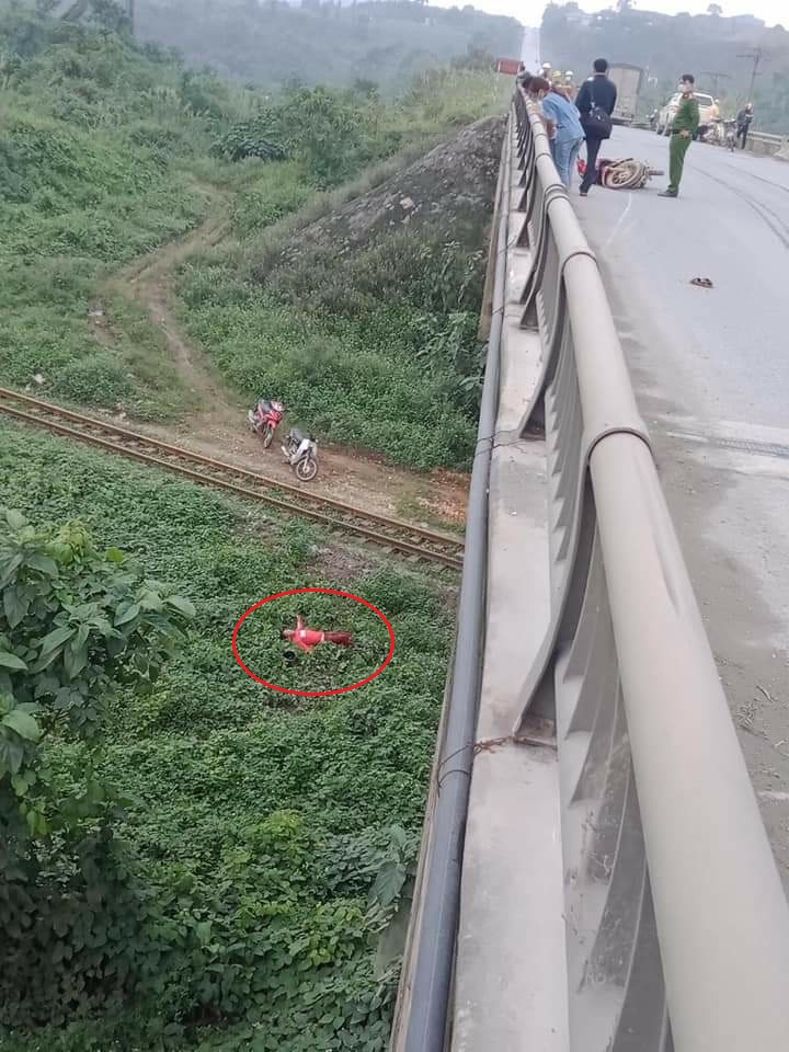 Hiện trường vụ tai nạn khá hi hữu tại Lào Cai Hiện trường vụ tai nạn khá hi hữu tại Lào Cai