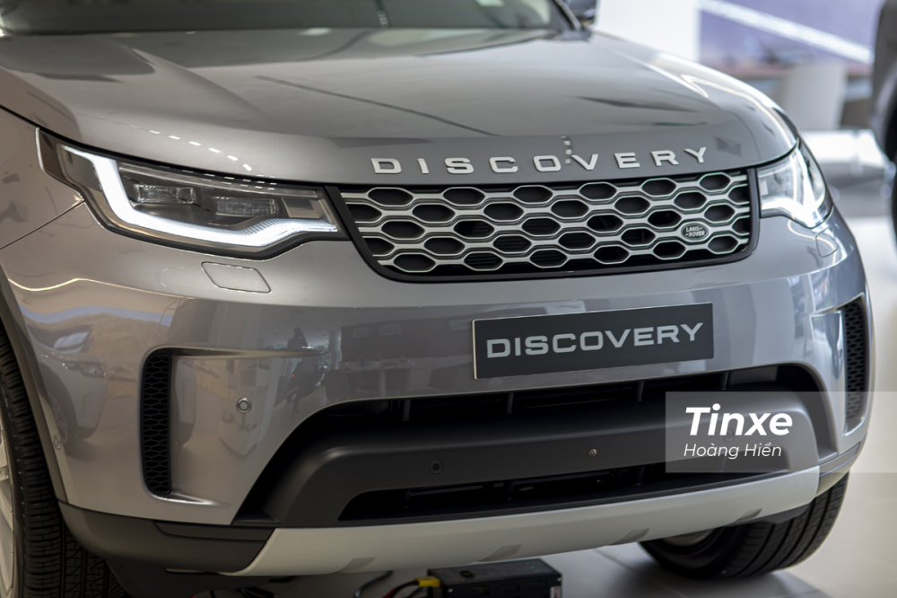 Lưới tản nhiệt của Land Rover Discovery 2021 được làm dạng đơn, liền mạch cùng với các hoạt tiết mềm mại và tinh tế. Lưới tản nhiệt của Land Rover Discovery 2021 được làm dạng đơn, liền mạch cùng với các hoạt tiết mềm mại và tinh tế.