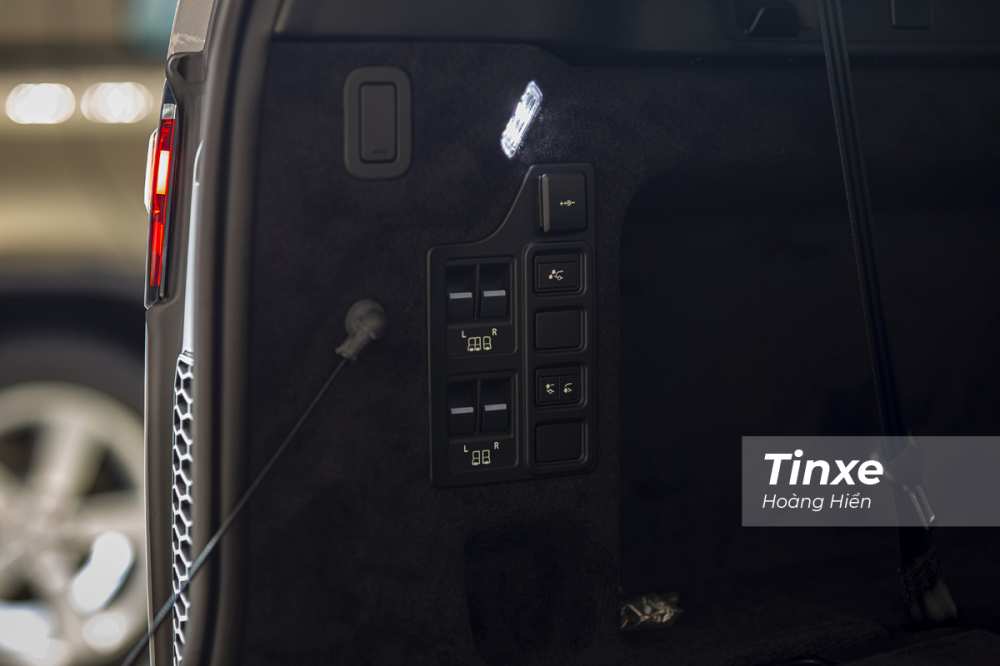 Land Rover Discovery 2021 hỗ trợ nâng hạ hàng ghế bằng điều khiển điện, ngoài ra người lái có thể tuỳ chỉnh chiều cao xe từ phía sau để thuận tiện cho việc sử dụng, vận chuyển hàng hoá. Land Rover Discovery 2021 hỗ trợ nâng hạ hàng ghế bằng điều khiển điện, ngoài ra người lái có thể tuỳ chỉnh chiều cao xe từ phía sau để thuận tiện cho việc sử dụng, vận chuyển hàng hoá.