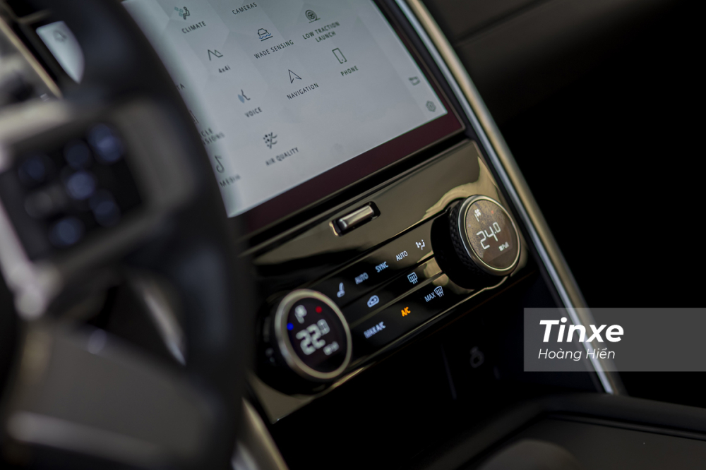 Ngay bên dưới là hệ thống điều hoà tự động 3 vùng với tính năng lọc bụi mịn, làm sạch không khí. Ngay bên dưới là hệ thống điều hoà tự động 3 vùng với tính năng lọc bụi mịn, làm sạch không khí.