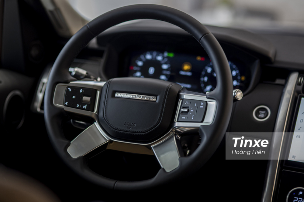 Ở vị trí người lái là vô-lăng 4 chấu với thiết kế mới theo xu thế hiện nay của Land Rover cùng hàng loạt nút bấm. Ở vị trí người lái là vô-lăng 4 chấu với thiết kế mới theo xu thế hiện nay của Land Rover cùng hàng loạt nút bấm.