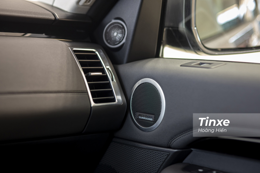Để hỗ trợ giải trí, Land Rover Discovery cũng được trang bị dàn âm thanh cao cấp Meridian Surround lên tới 15 loa công suất 700W Để hỗ trợ giải trí, Land Rover Discovery cũng được trang bị dàn âm thanh cao cấp Meridian Surround lên tới 15 loa công suất 700W