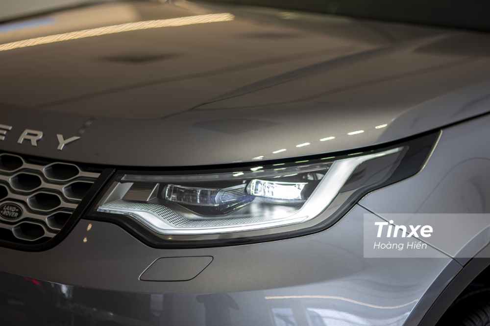 Trước tiên, dải đèn LED định vị ban ngày của xe đã được tái thiết kế lại liền mạch hơn. Trước tiên, dải đèn LED định vị ban ngày của xe đã được tái thiết kế lại liền mạch hơn.