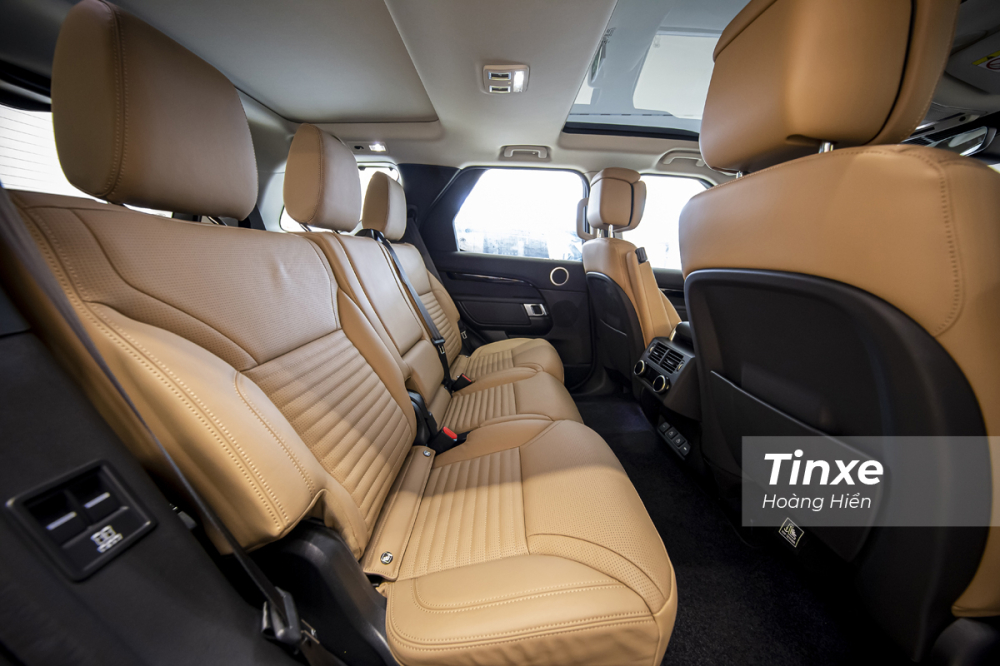 Hàng ghế thứ 2 của Land Rover Discovery 2021 khá rộng rãi và thoải mái với cửa sổ trời 2 vùng, khoảng chân rộng, khoảng trần thoáng và ghế có độ ngả rất phù hợp. Hàng ghế thứ 2 của Land Rover Discovery 2021 khá rộng rãi và thoải mái với cửa sổ trời 2 vùng, khoảng chân rộng, khoảng trần thoáng và ghế có độ ngả rất phù hợp.