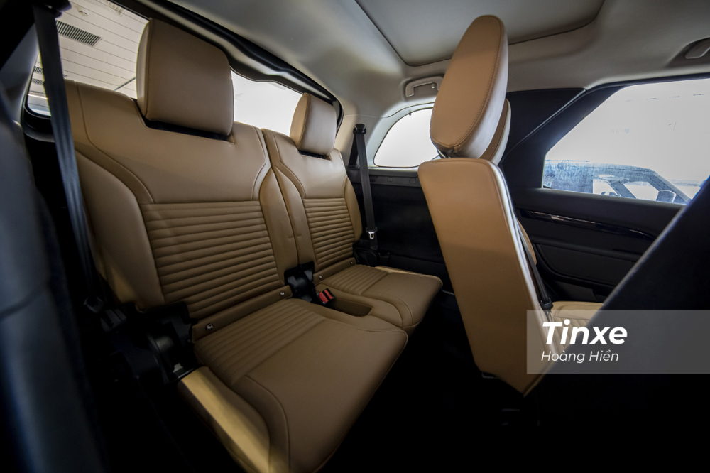 Hàng ghế thứ 3 chưa thực sự thoải mái lắm trên Land Rover Discovery 2021 nhưng có cửa sổ trời là một điểm cộng. Hàng ghế thứ 3 chưa thực sự thoải mái lắm trên Land Rover Discovery 2021 nhưng có cửa sổ trời là một điểm cộng.