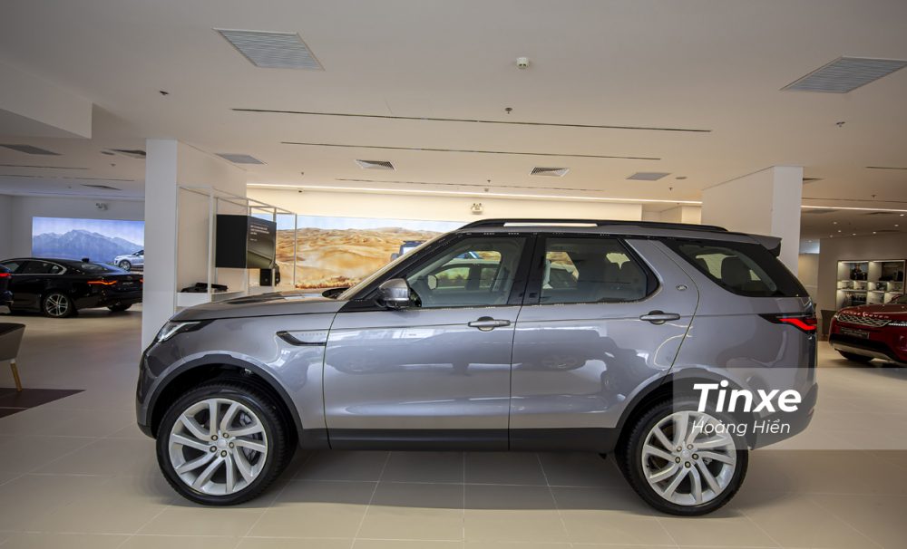 Về mặt kích thước, Land Rover Discovery 2021 sở hữu các thông số DxRxC tương ứng là 4.956 x 2.220 x 1.888mm. Về mặt kích thước, Land Rover Discovery 2021 sở hữu các thông số DxRxC tương ứng là 4.956 x 2.220 x 1.888mm.