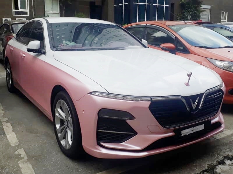 Xe VinFast LUX A2.0 của các đối tượng tổ chức đánh bạc bị công an bắt giữ có biểu tượng khó hiểu Xe VinFast LUX A2.0 của các đối tượng tổ chức đánh bạc bị công an bắt giữ có biểu tượng khó hiểu