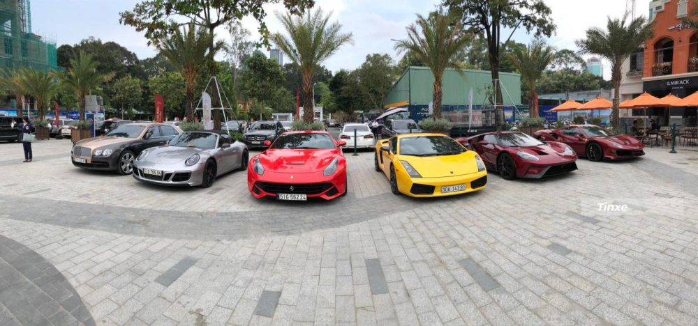 Dàn siêu xe khoe dáng tại Sài thành vào cuối tuần vừa qua Dàn siêu xe khoe dáng tại Sài thành vào cuối tuần vừa qua