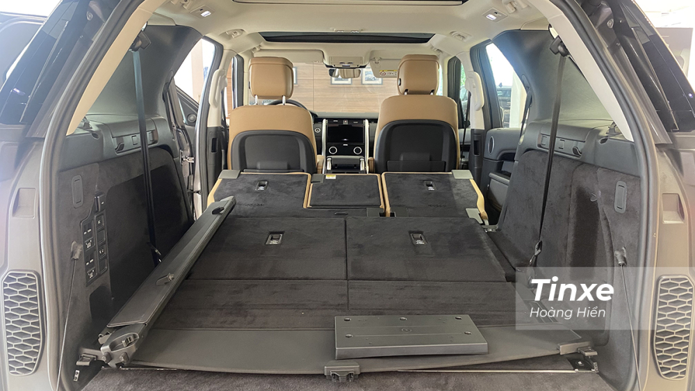 Nếu gập cả 2 hàng ghế sau thì thể tích khoang hành lý của Land Rover Discovery có thể lên tới 2.391 lít. Nếu gập cả 2 hàng ghế sau thì thể tích khoang hành lý của Land Rover Discovery có thể lên tới 2.391 lít.