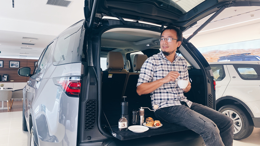 Ở phía sau, Land Rover Discovery có thêm một bệ chắn khoang hành lý có thể mở ra để thuận tiện vận chuyển đồ cũng như làm chỗ ngồi khi lái xe muốn thư giãn. Ở phía sau, Land Rover Discovery có thêm một bệ chắn khoang hành lý có thể mở ra để thuận tiện vận chuyển đồ cũng như làm chỗ ngồi khi lái xe muốn thư giãn.