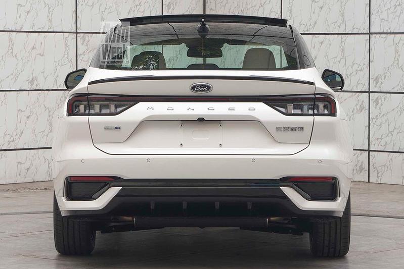Thiết kế đằng sau của Ford Mondeo 2022 bản ST-Line cũng thể thao hơn Thiết kế đằng sau của Ford Mondeo 2022 bản ST-Line cũng thể thao hơn
