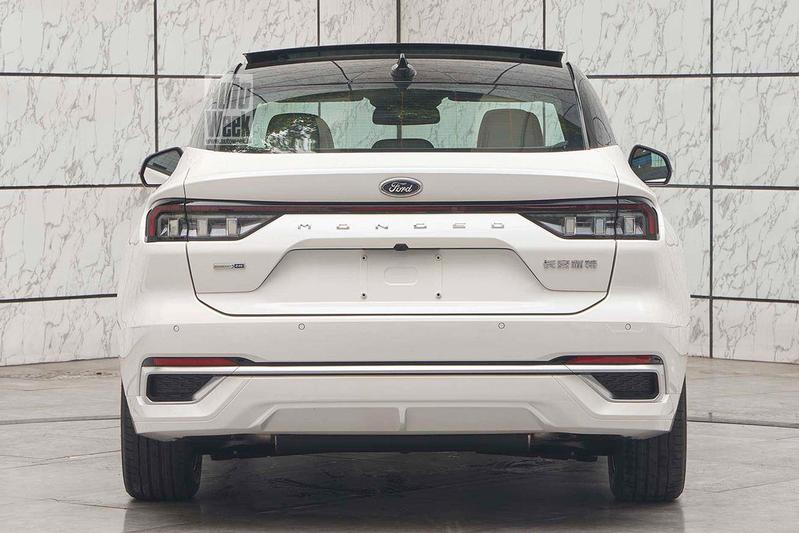 Ford Mondeo 2022 nhìn từ đằng sau Ford Mondeo 2022 nhìn từ đằng sau