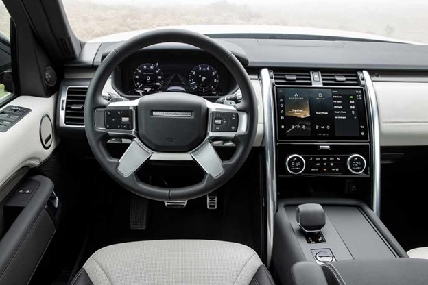 Land Rover Discovery mới với cần số dạng gạt thể thao hơn, vô lăng thiết kế mới, khoang lái trang bị hệ thống thông tin giải trí Pivi mang tính kết nối cao. Land Rover Discovery mới với cần số dạng gạt thể thao hơn, vô lăng thiết kế mới, khoang lái trang bị hệ thống thông tin giải trí Pivi mang tính kết nối cao.