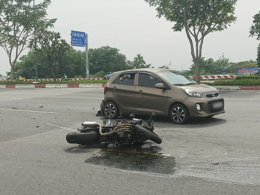 Thủ Đức: Xe mô tô tông bẹp dúm đuôi xe Kia Morning trên đường Phạm Văn Đồng