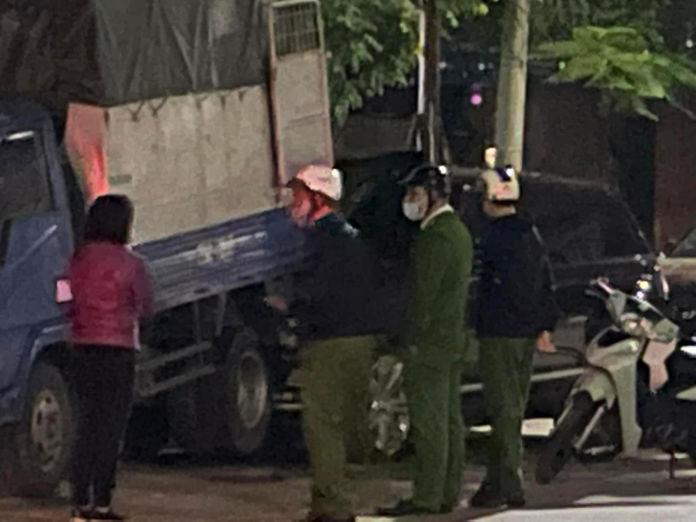 Va chạm với ô tô tải, SUV hạng sang Range Rover đắt tiền cong vênh nắp capô