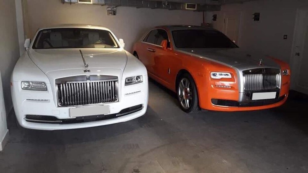 Rolls-Royce Ghost Series II màu cam được dán đổi màu và đỗ cạnh là Rolls-Royce Wraith màu trắng nay đã được dán thành hồng Rolls-Royce Ghost Series II màu cam được dán đổi màu và đỗ cạnh là Rolls-Royce Wraith màu trắng nay đã được dán thành hồng