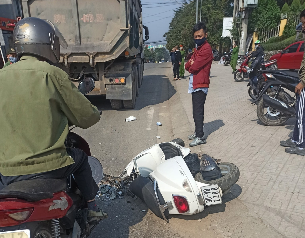 Va chạm với xe ben, xe máy điện bị cán nát đầu xe, người điều khiển thương nặng