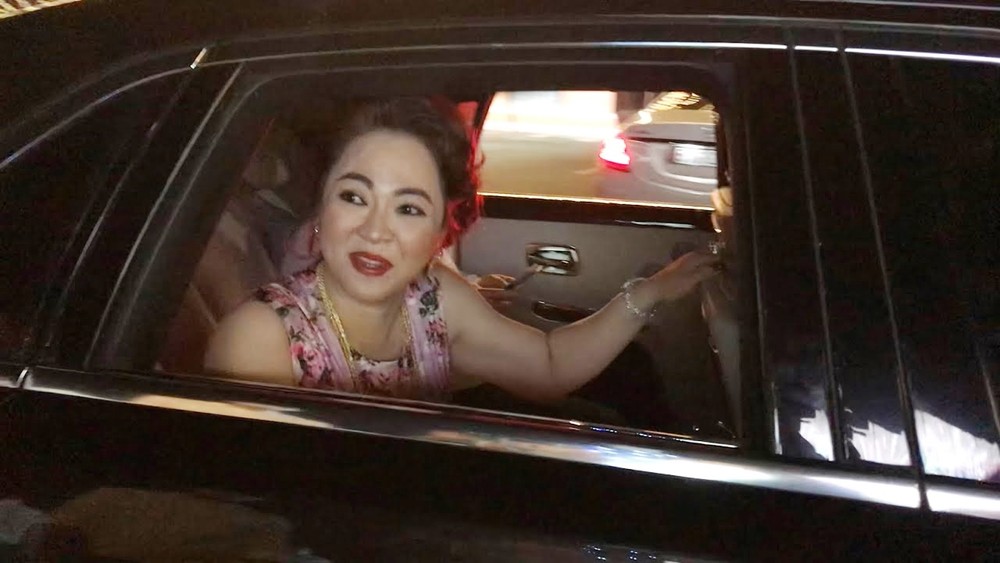 Bà Nguyễn Phương Hằng trong 1 sự kiện di chuyển trên xe Rolls-Royce Ghost Series II Bà Nguyễn Phương Hằng trong 1 sự kiện di chuyển trên xe Rolls-Royce Ghost Series II