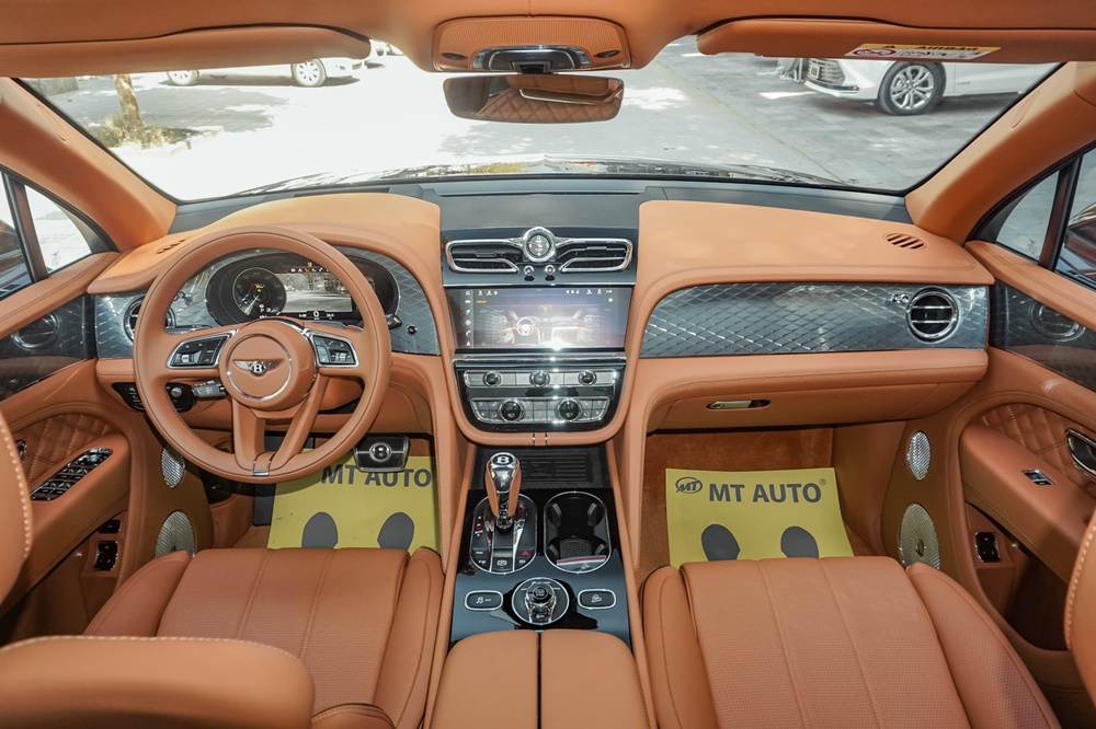 Khoang lái kiểu dáng đẹp của phiên bản đầu tiên của Bentley Bentayge