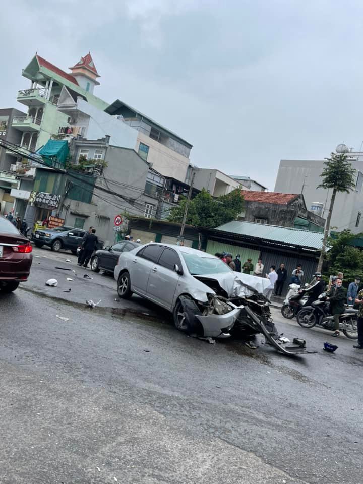 Hiện trường vụ tai nạn của xe ô tô điên khiến 3 người bị thương Hiện trường vụ tai nạn của xe ô tô điên khiến 3 người bị thương