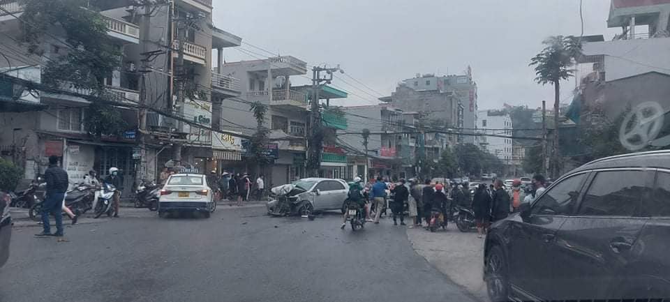 Vụ tai nạn thu hút rất đông sự quan tâm của người đi đường Vụ tai nạn thu hút rất đông sự quan tâm của người đi đường
