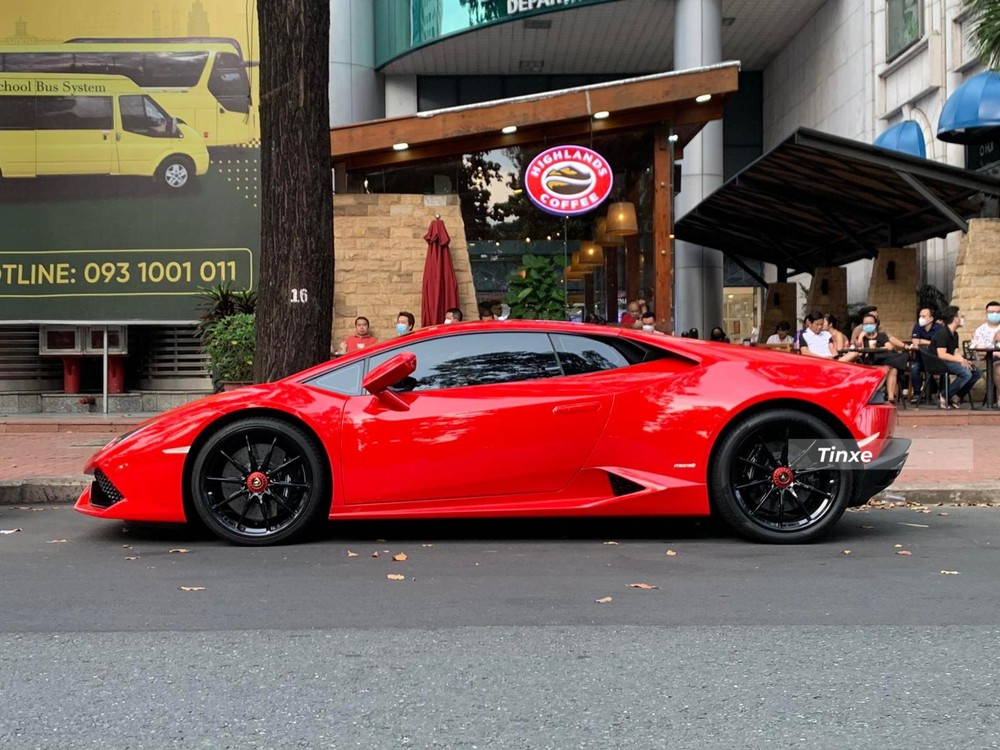Vợ chồng kinh doanh thẩm mỹ có tiếng ở quận 7 lột xác cho Lamborghini Huracan mới mua