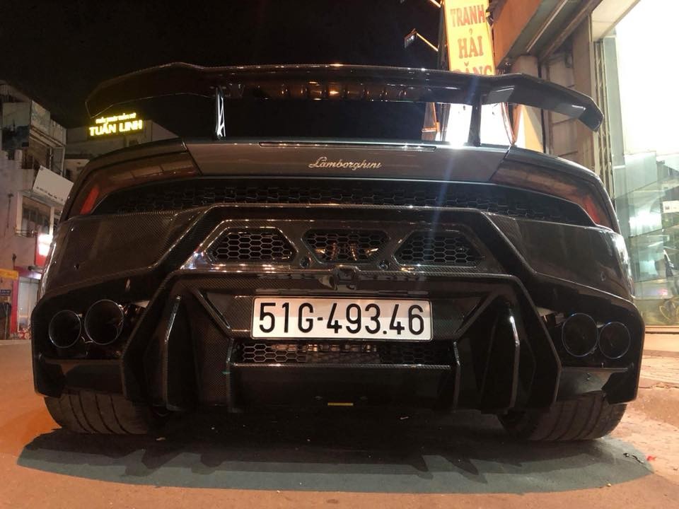 Và đây là đuôi xe lột xác hoàn toàn so với xe nguyên bản Và đây là đuôi xe lột xác hoàn toàn so với xe nguyên bản
