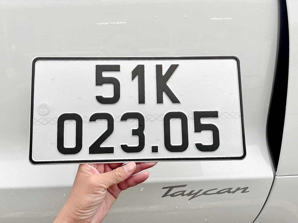 Gần 1 tháng được chồng tặng xe điện Porsche Taycan, nữ đại gia chính thức rước nàng về dinh với biển số  Gần 1 tháng được chồng tặng xe điện Porsche Taycan, nữ đại gia chính thức rước nàng về dinh với biển số bù