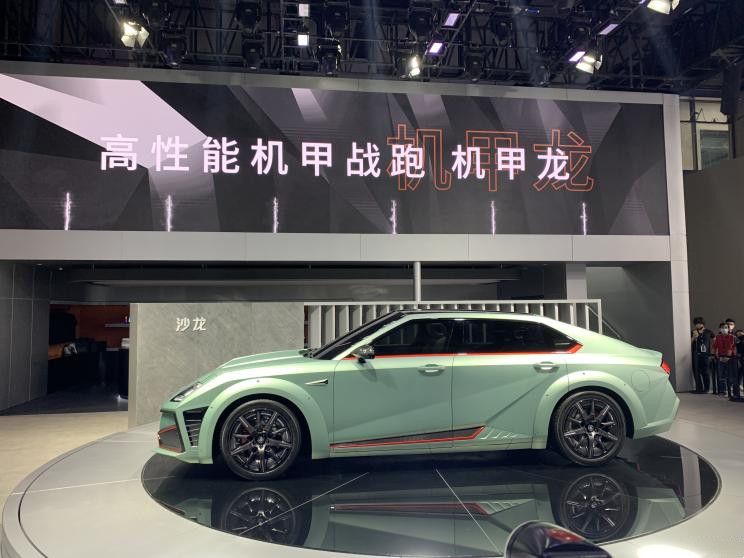 Phía bên của Saloon Mecha Dragon Phía bên của Saloon Mecha Dragon