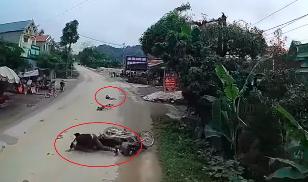 Cháu bé đi xe đạp và 2 người đi xe máy ngã ra đường sau va chạm Cháu bé đi xe đạp và 2 người đi xe máy ngã ra đường sau va chạm