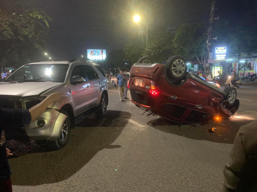 Chiếc xe VinFast Fadil lật ngửa sau va chạm với xe Toyota Fortuner, thiệt hại 2 xe khá nghiêm trọng Chiếc xe VinFast Fadil lật ngửa sau va chạm với xe Toyota Fortuner, thiệt hại 2 xe khá nghiêm trọng